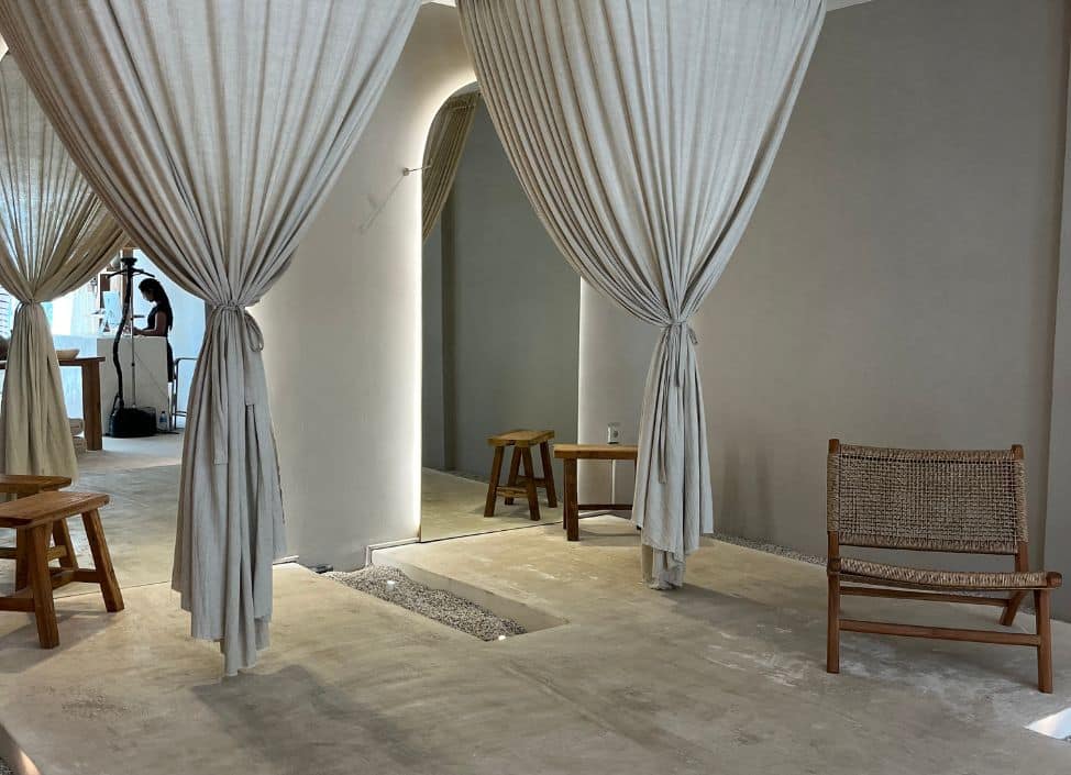 one-fable-shop-fitting-room