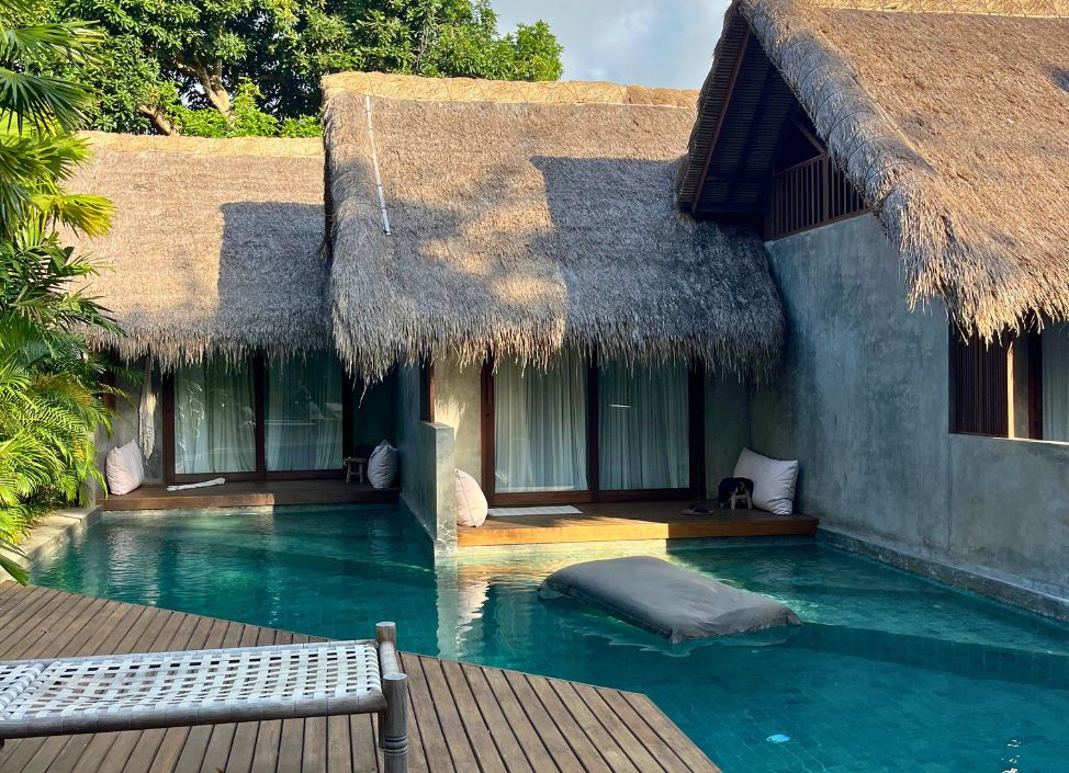 ronja-pool-side-room