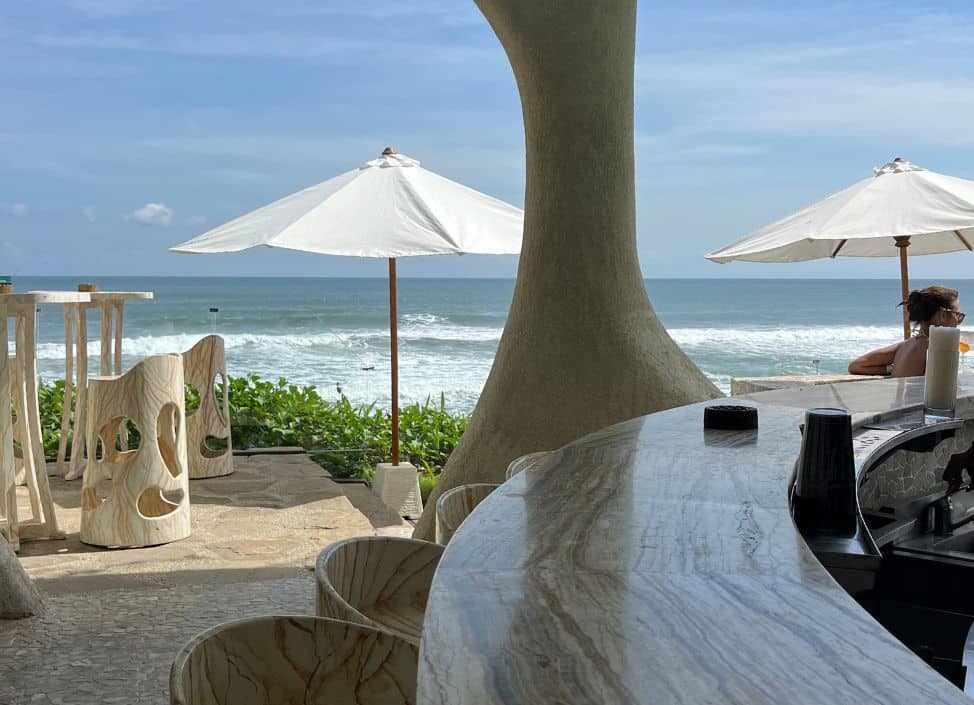 luna-beach-club-canggu-bar-sea