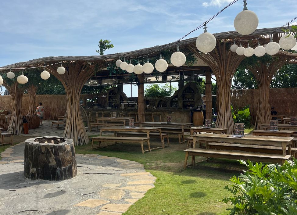 luna-beach-club-canggu-beer-garden