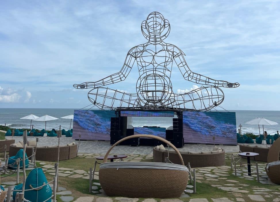 luna-beach-club-canggu-statue