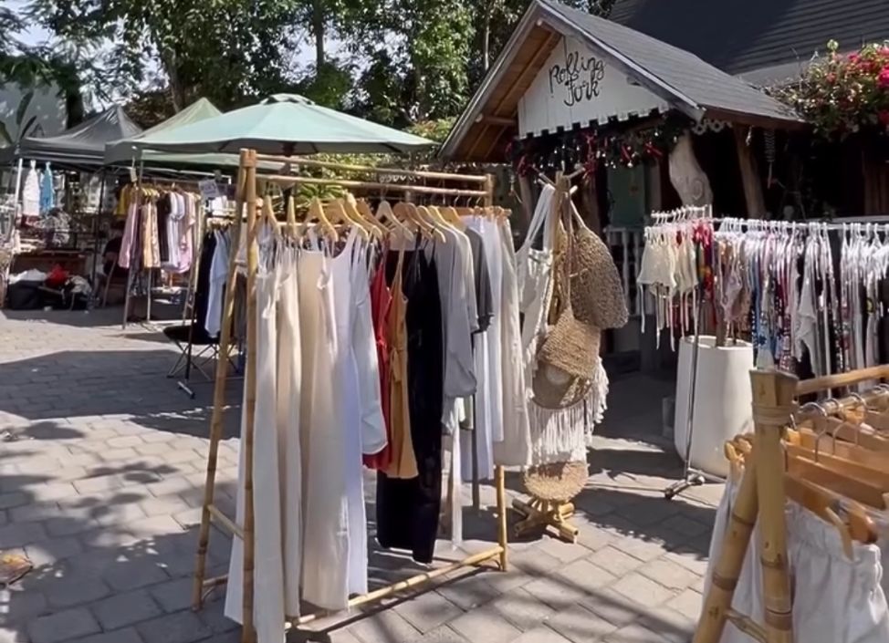 rolling-fork-market-clothes