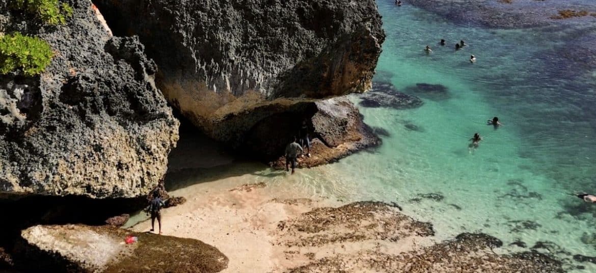 Cliffside view of ocean and waves crashing in Uluwatu