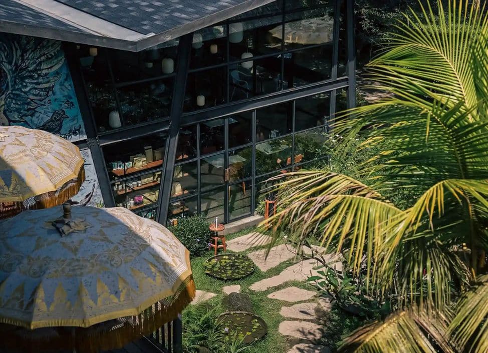 Rüsters Ubud with rice field views and modern architecture