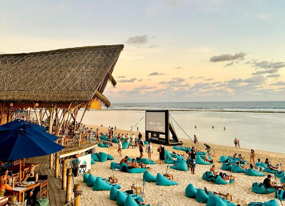 sundays-movie-night-club