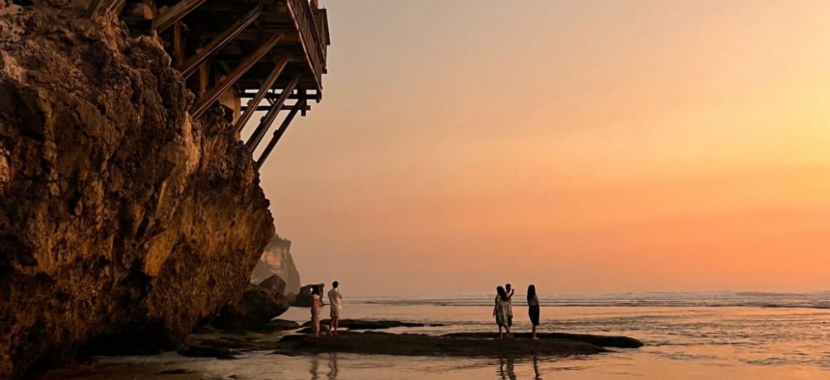 Sunset at Suluban Beach in Uluwatu, Bali.
