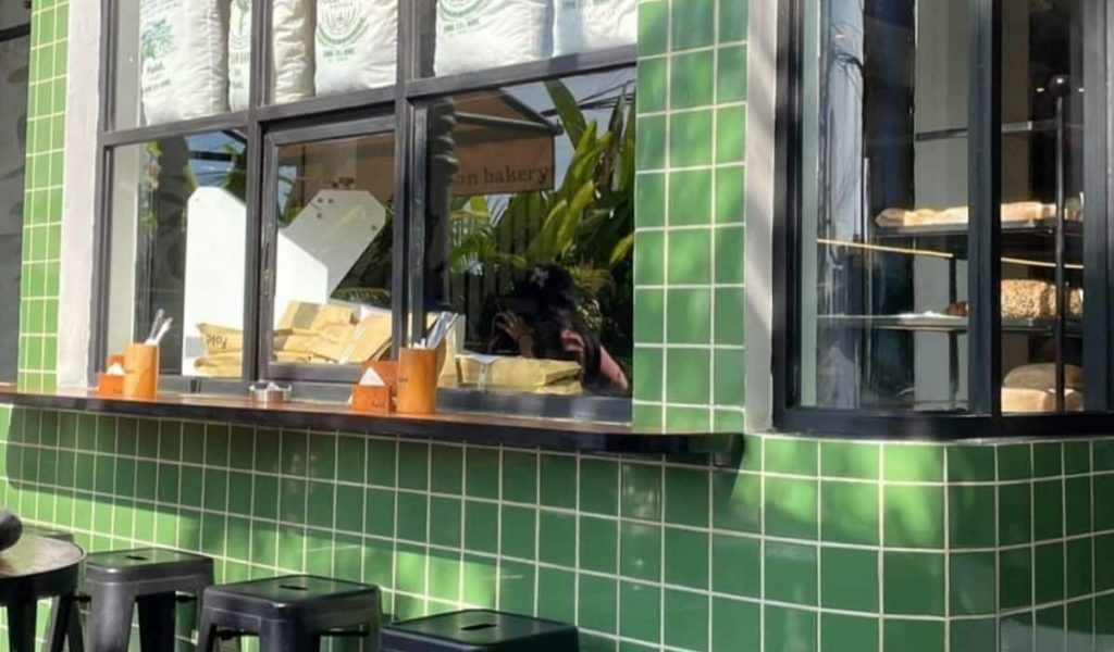 Cozy green café Fold in Canggu