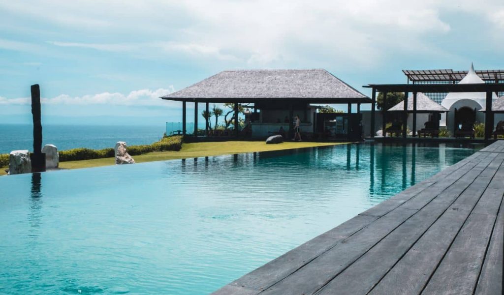 Infinity pool at The Istana overlooking the cliffs of Uluwatu