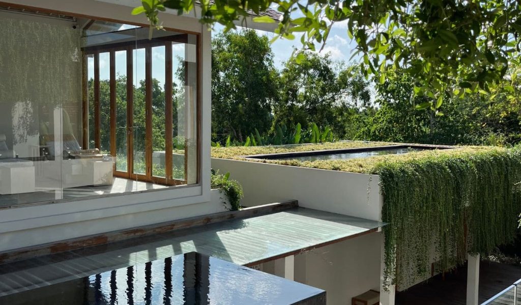 Outdoor relaxation space at Spring Spa Uluwatu surrounded by greenery