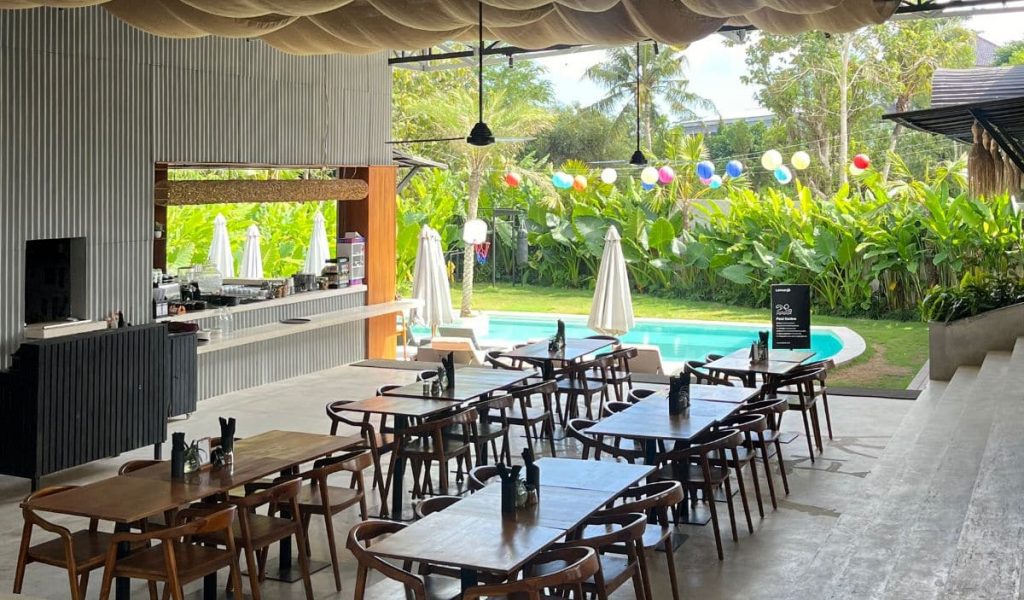 Open workspace at Lemanja café in Uluwatu