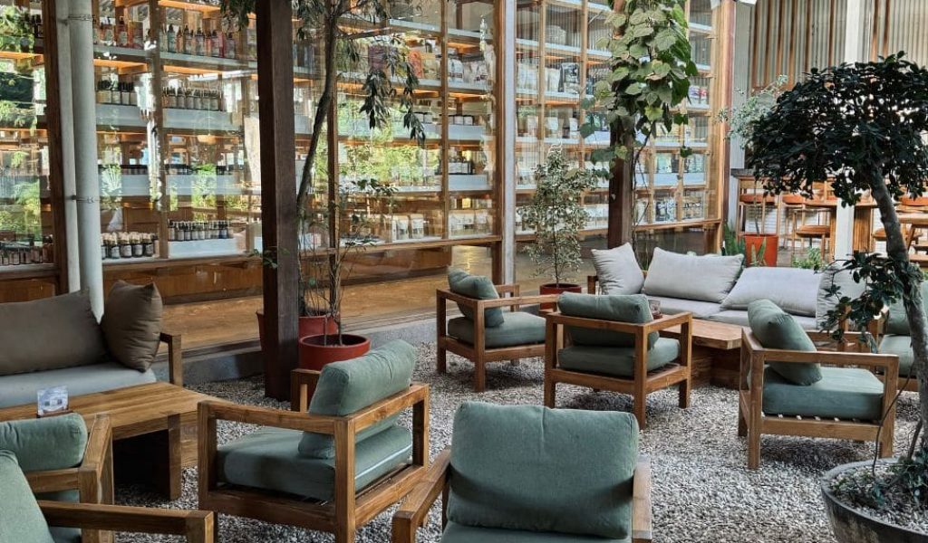 Coworking café lumineux à Alchemy Uluwatu avec espaces de travail confortables, café, et ambiance tropicale à Bali.