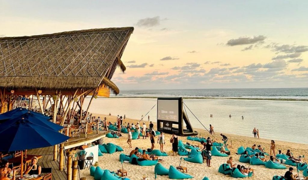 Sundays Beach Club Uluwatu beach turquoise water cliff access Bali